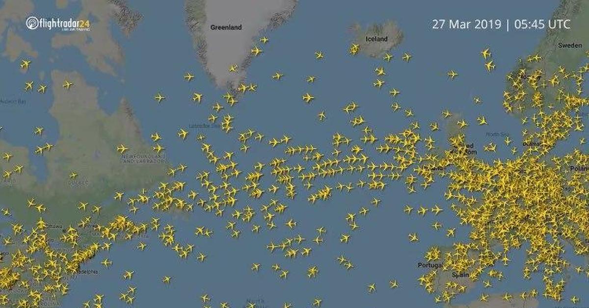 Сколько самолетов в небе одновременно. Сколько самолетов в небе. Flightradar голубые самолеты. Flightradar синие самолеты. Голубые самолеты на флайтрадаре что это.