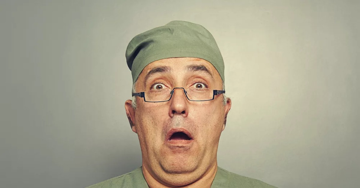 Врач в недоумении. Врач уроды. Веселый врач. Глупый врач. Удивленный медик.