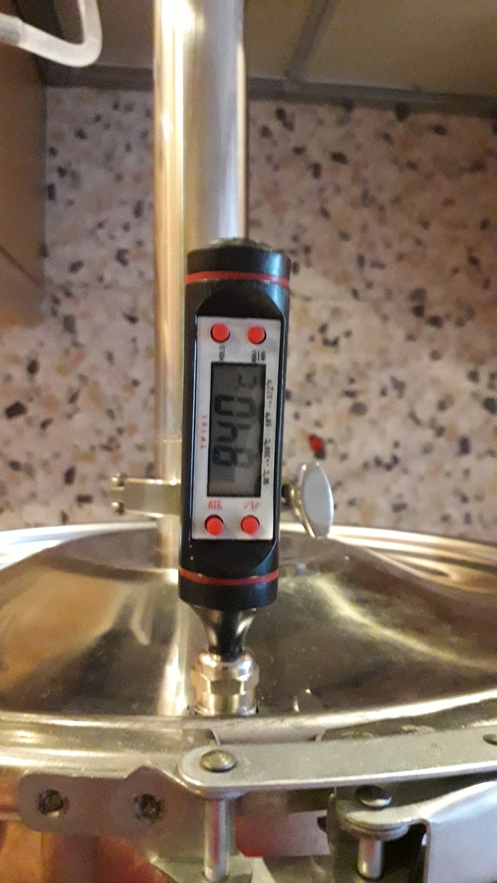 Перегонка спирта сырца с дефлегматором. Измерение температуры на выходе дефлегматора. Измерение температуры воды на выходе из дефлегматора. Дробная перегонка. Винты охлаждения дефлегматора.