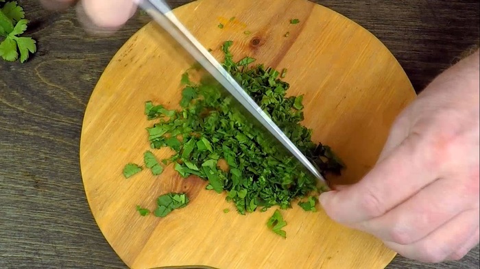 курица в соевом соусе с медом и кунжутом в духовке. 1586537448127762614. курица в соевом соусе с медом и кунжутом в духовке фото. курица в соевом соусе с медом и кунжутом в духовке-1586537448127762614. картинка курица в соевом соусе с медом и кунжутом в духовке. картинка 1586537448127762614. Когда исчерпан весь кулинарный арсенал, а удивить семью и друзей хочется, именно тогда стоит обратиться к кухням других народов. Интересные на вкус блюда готовят китайцы, причём для многих из них нужны самые обыкновенные продукты. Яркий пример – курица с медом и кунжутом. Рецепт первый – особенный, с ним справится даже ребёнок, постигающий азы кулинарного искусства.