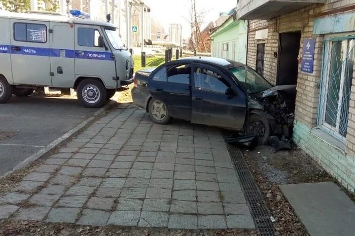 A car crashed into a police station in Kuzbass - Road accident, Kemerovo region - Kuzbass, Taiga, Police, Nissan, Video, Longpost