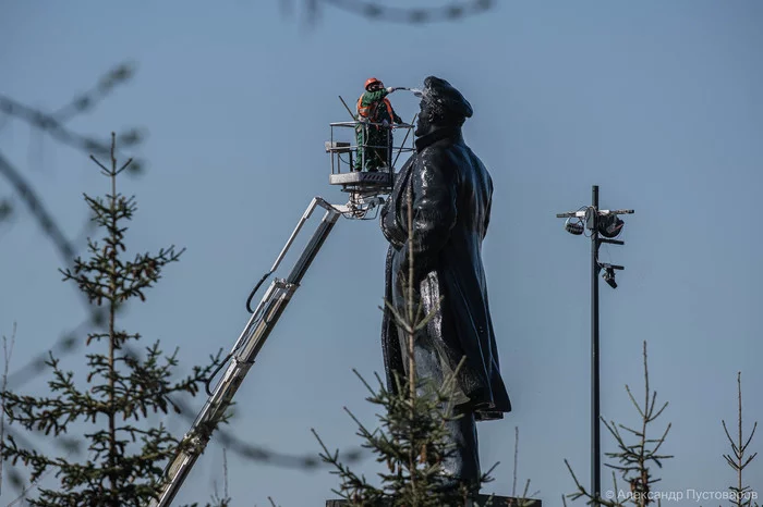 In Krasnoyarsk, on Revolution Square, the Lenin monument was washed after a long winter. - Krasnoyarsk, Lenin, Monument, Birthday, April, Longpost