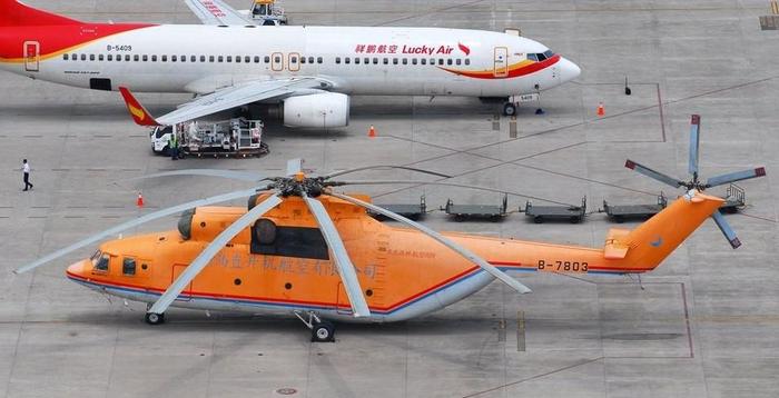 The largest helicopter in the world (MI-26) next to the Boeing 737 - Helicopter, Mi-26