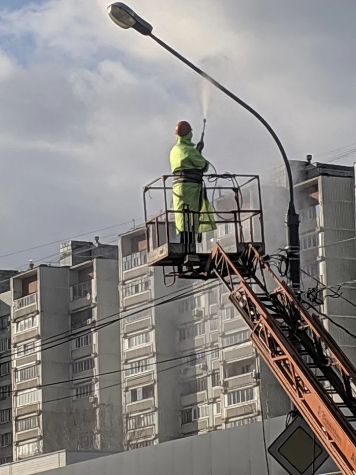 In Moscow they are fighting coronavirus by watering the tops of pillars.... What nonsense - My, Coronavirus, Pillar, Moscow