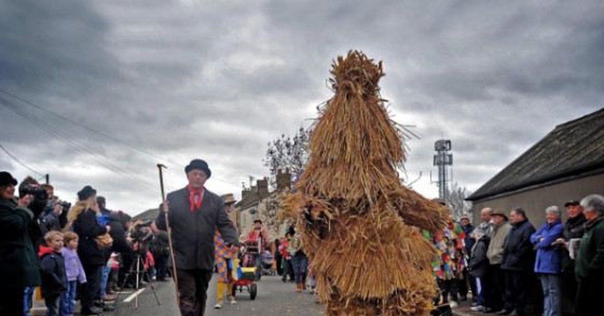 Необычный на английском. Фестиваль соломенных медведей (Straw Bear Festival). Фестиваль соломенного медведя в Великобритании. Фестиваль соломенного медведя в Уитлси. Традиция Великобритании фестиваль соломенного медведя.