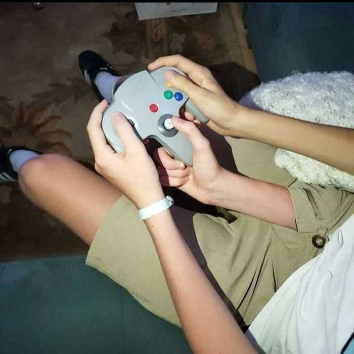 How to properly hold a Nintendo 64 gamepad - Nintendo, Nintendo 64, Gamepad