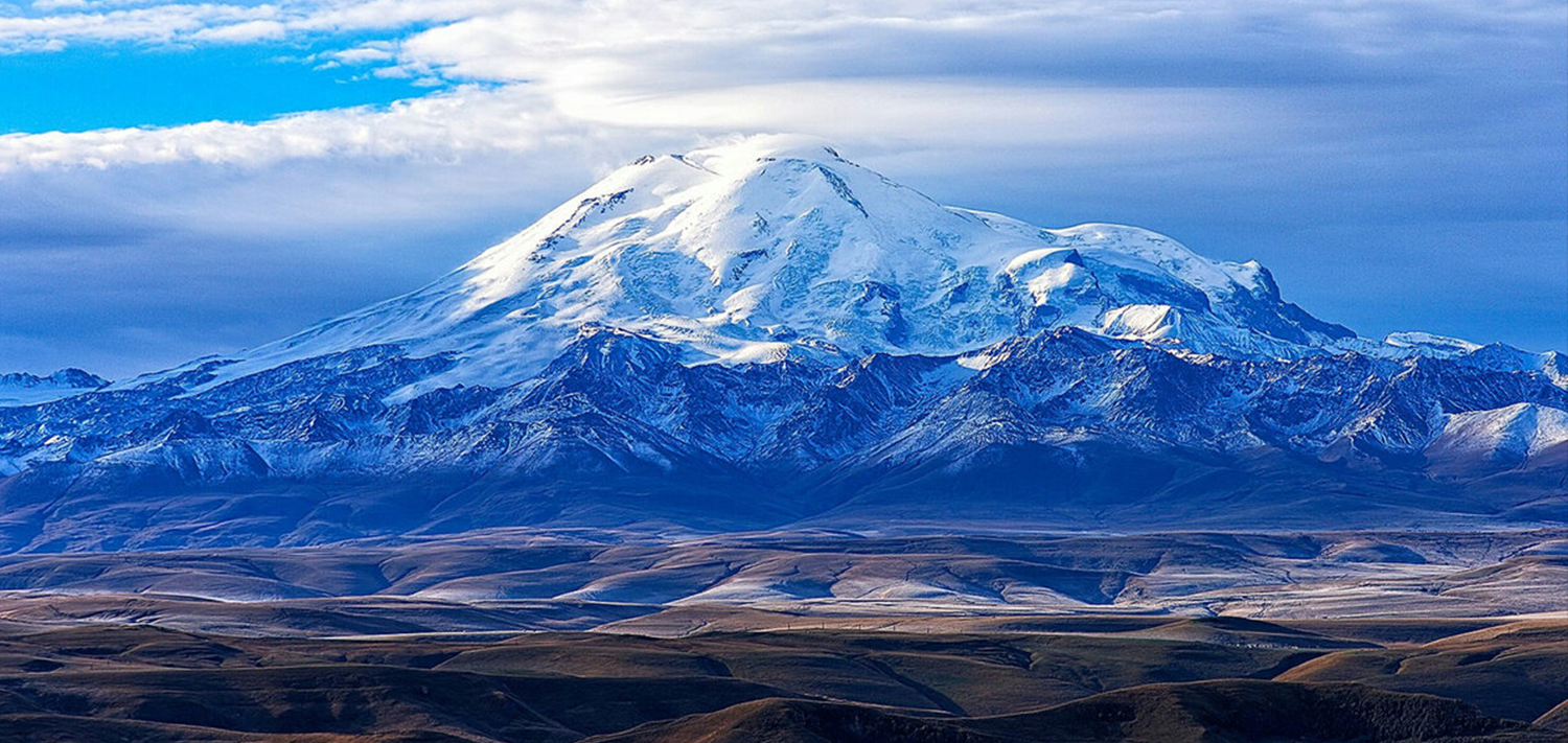 Гора эльбрус самая высокая точка. Гора Эльбрус. Эльбрус с Бермамыта. Плато Бермамыт. Карачаево-Черкесская Республика Эльбрус.