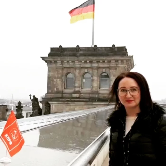 Opposition MP Natalya Krylova came to the Reichstag with the flag of the Communist Party - My, May 9, Yekaterinburg, Ural, Politics, Berlin, Left, Communists, The Communist Party, Video, Longpost, May 9 - Victory Day
