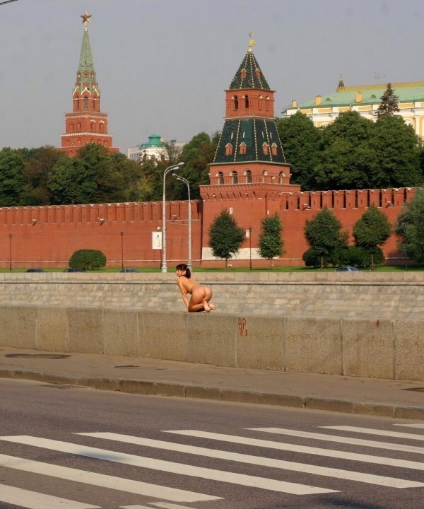 A girl walks barefoot around the city... - NSFW, Girls, Boobs, Erotic, Naked, Moscow, The street, Longpost, Booty