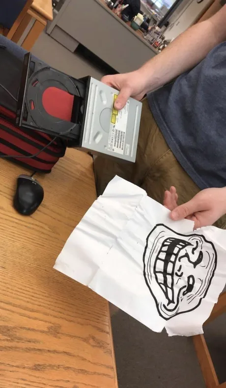 Ремонтник в школе вскрыл нерабочий привод и обнаружил "привет" из 2012!