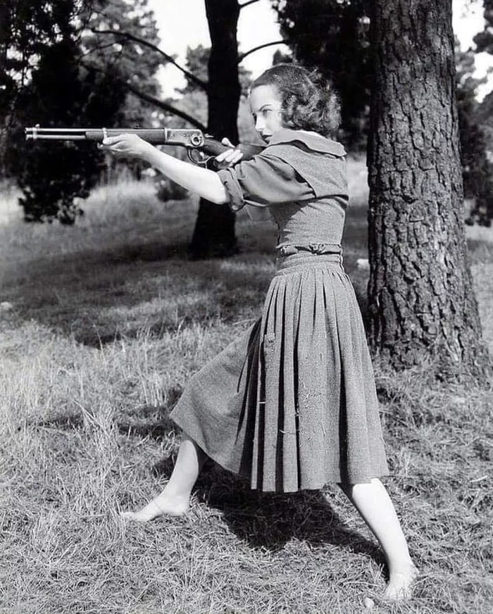 American cinema - 1941, USA, Hollywood, Weapon, Female, Scene from the movie, Black and white photo, Women