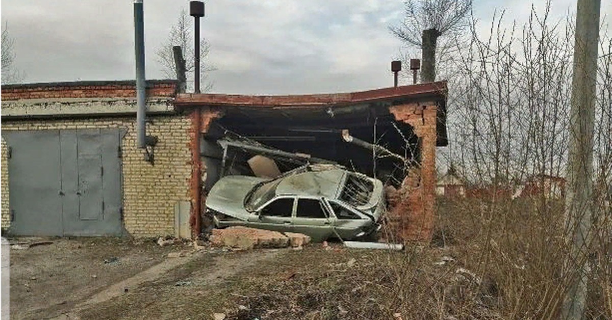 Водитель автомашины не справился с управлением и повредил стоявшую волгу