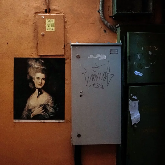 Accidental renaissance. St. Petersburg's front door, decorated with Renaissance paintings - My, Art, The photo, Outskirts, Longpost