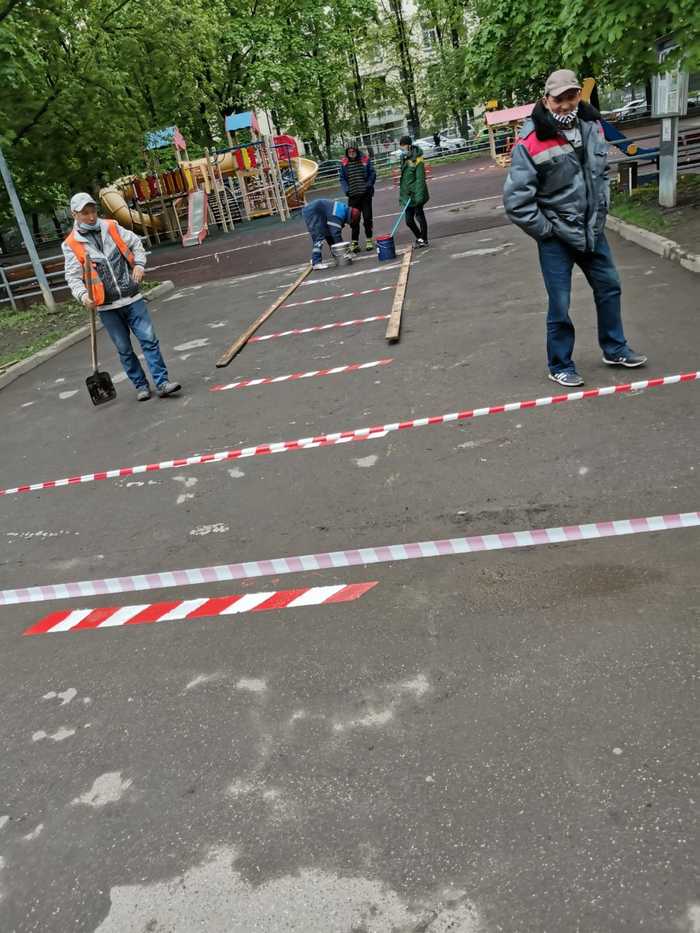 Москва. м. Беговая. Маразм крепчает. Рисуют линии. Вход на детскую плащадку - Москва, Детская площадка, Коронавирус, Маразм