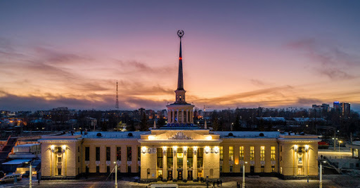 4 город петрозаводск. ЖД вокзал Петрозаводск ночью. Вокзал Петрозаводск панорама. Петрозаводск вокзал ночью. Вокзал Петрозаводск сейчас осень.