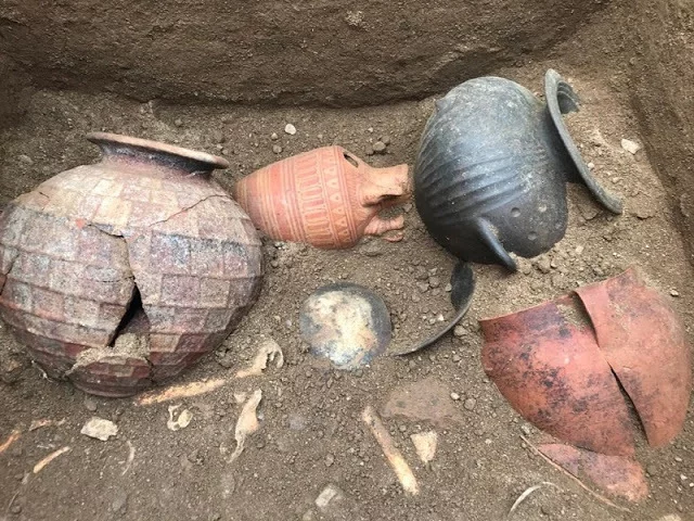 ETRUSIAN TOMB OF A CHILD FOUND IN ITALY - Italy, Archeology, Etruscans, Text