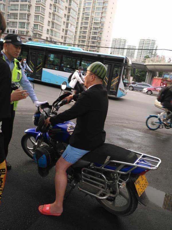 When it's too hot, but the formalities must be observed - China, Motorcyclist, Watermelon, Bravery and stupidity, Motorcyclists