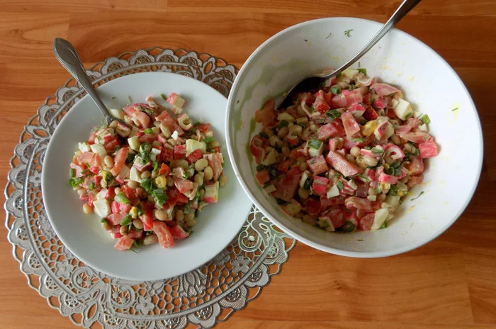 Салат из консервированной фасоли с крабовыми палочками и помидорами с яйцами - Моё, Салат с фасолью, Рецепт, Видео рецепт, Крабовые палочки, Салат, Видео, Длиннопост, Кулинария, Еда