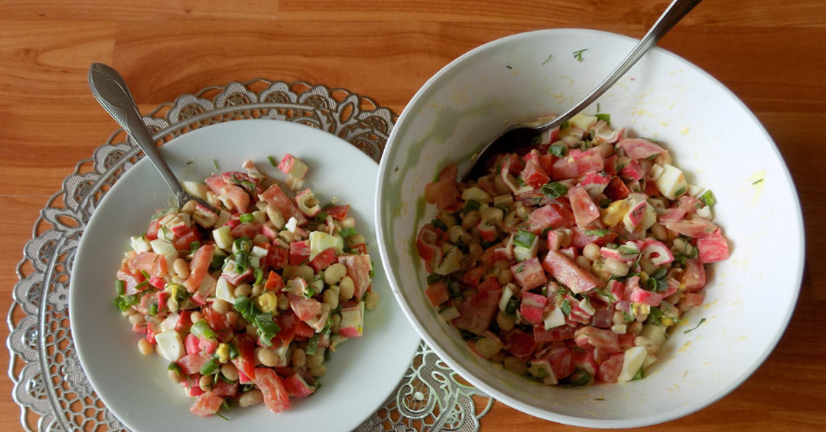 Крабовые палочки фасоль. Салат с крабовыми палочками и фасолью и яйцами. Салат из фасоли с крабовыми палочками и яйцами. Салат фасоль крабовые палочки помидор. Салат с фасолевыми с крабовыми палочками.