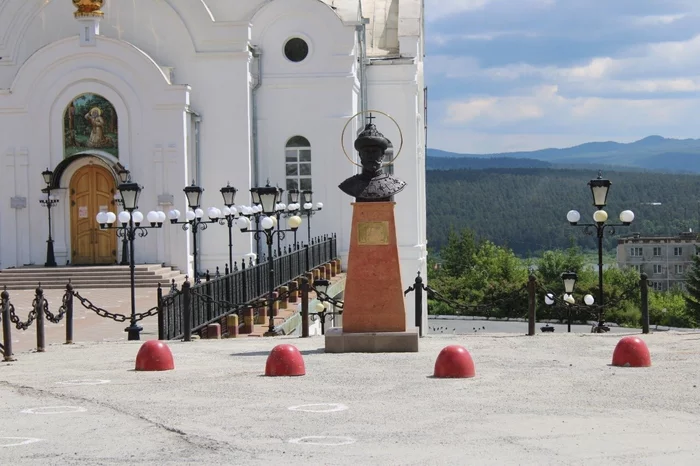 People remember - Vandalism, Zlatoust, Desecration, Nicholas II, Monument, Negative