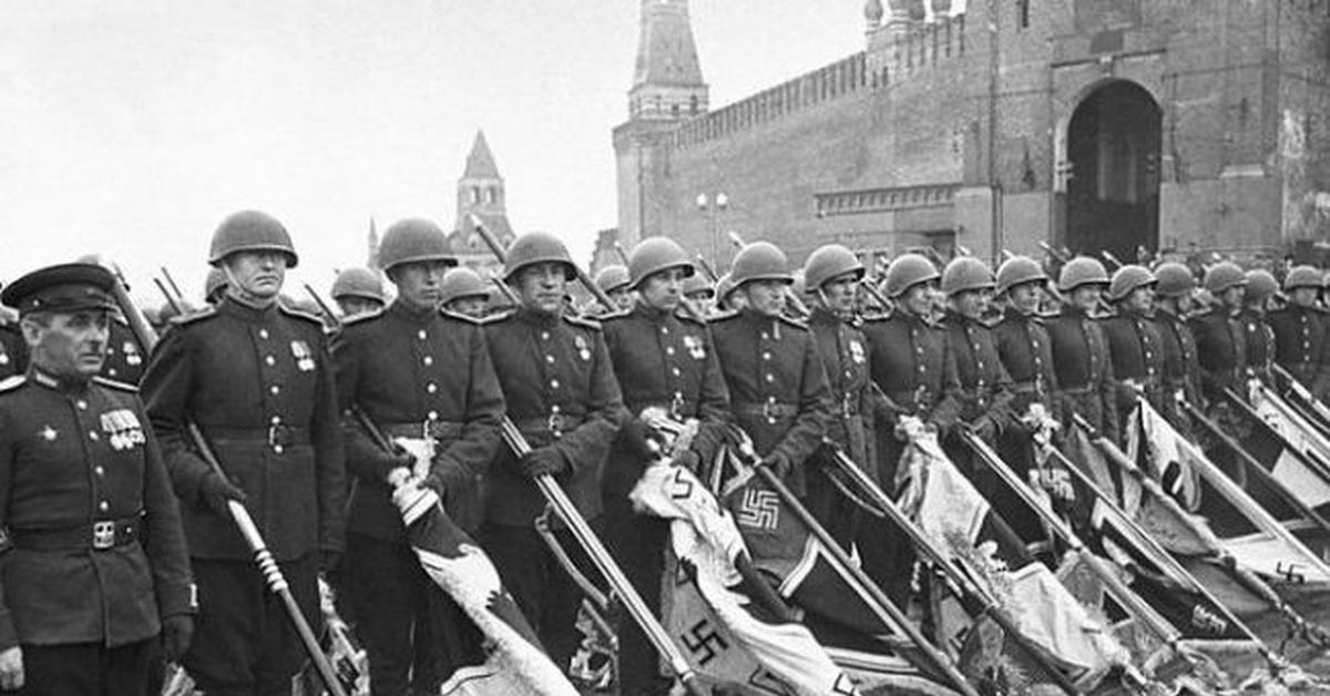 Поверженные знамена. Первый парад Победы 24 июня 1945 года. Мавзолей Ленина парад Победы 1945. Парад Победы 1945 трибуна мавзолея. Парад Победы 24 июня 1945 года фашистские знамена.