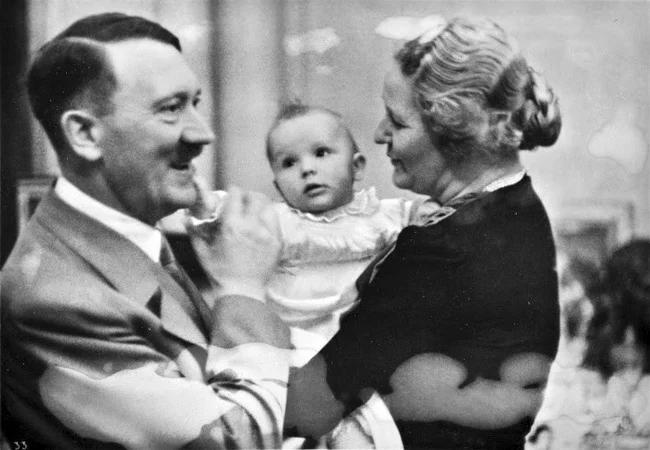 Adolf Hitler with his goddaughter Emmy and Edda Goering, 1939 - Adolf Gitler, Goddaughter, GIF, Longpost