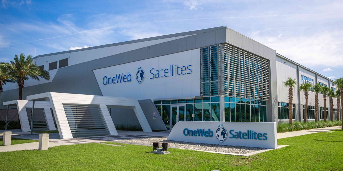 Оне веб. ONEWEB Satellites. ONEWEB спутники. Компания ONEWEB. Производство ONEWEB.