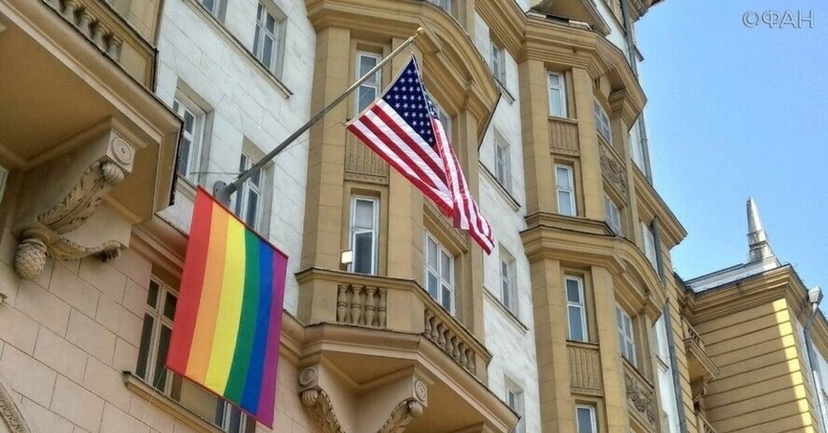 Moscow embassies. Флаг ЛГБТ на посольстве США. Американское здание посольство в Москве с ЛГБТ. Посольство России в США. Флаг ЛГБТ на посольстве США И Великобритании в Москве.