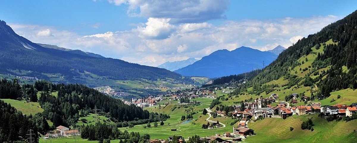 Население альпийских стран. Панорама Альп Швейцария. Швейцарская деревня. Вид на Альпы. Панорама альпийских гор.