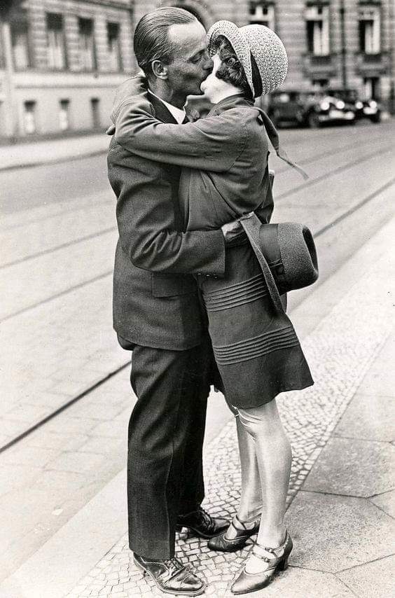 Berlin 1929 - The male, Female, Hugs, Berlin, Weimar Republic, Black and white photo, Men, Women