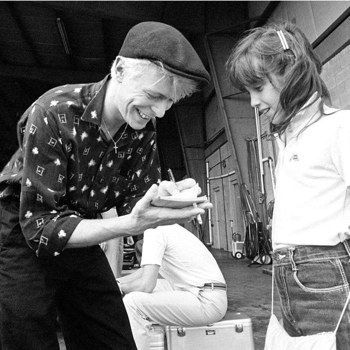 I'll gladly leave my autograph for you © David Bowie - David Bowie, Autograph, Milota, Black and white photo