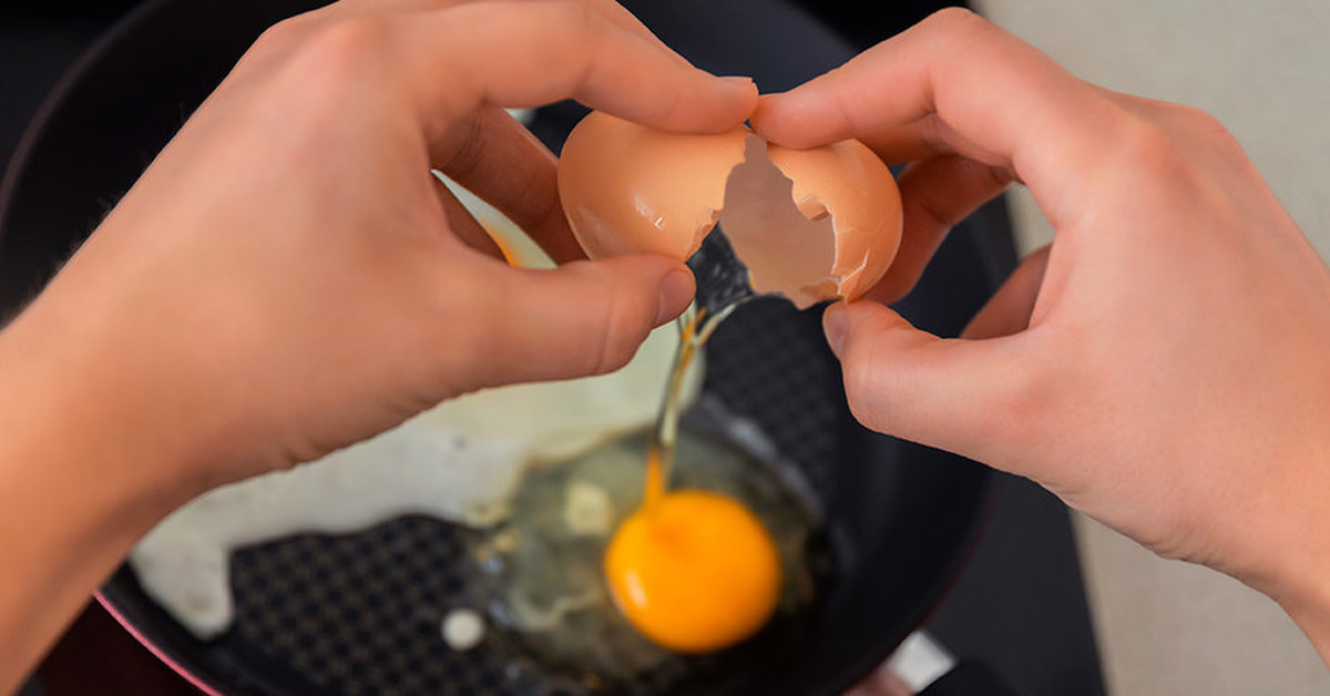 Как правильно разбивать яйца. Готовка яиц. Разбитое яйцо. Способы приготовления яиц. Взбитые вареные яйца.