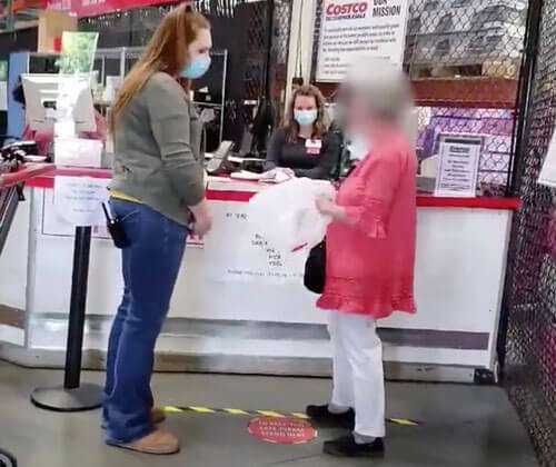 Not wanting to cover her face with a protective mask, the customer sat down on the floor in the store - Protest, Freaks, Elderly, USA, Stubbornness, Video, Longpost