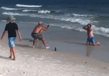 Порно видео Две бабы дрочат мужикам на пляже. Смотреть Две бабы дрочат мужикам на пляже онлайн