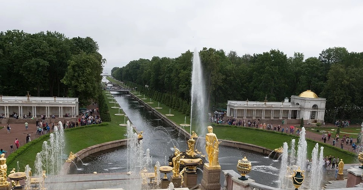 Свежие вакансии в петергофе. ГМЗ Петергоф Нижний парк. Петергоф музеи в Нижнем парке. Петергоф для постов. Разбитый Петергоф.