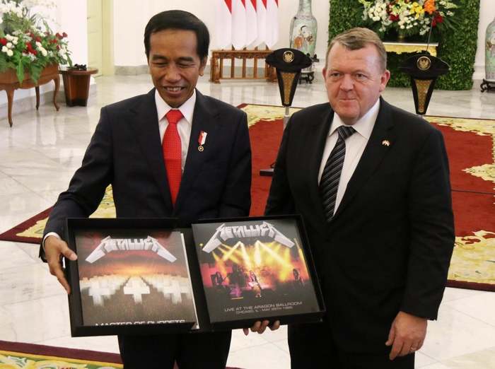 The Prime Minister of Denmark presents the president of Indonesia, a fan of rock music, with a set of Metallica records autographed by all its members, 2017 - Denmark, Indonesia, Prime Minister, The president, Presents, Metallica, Music, Joko Widodo