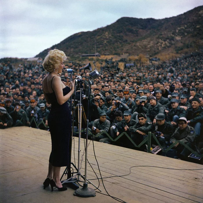 Gorgeous Marilyn. Korea - February 1954 - Marilyn Monroe, Celebrities, Story, Cinema, Black and white photo, US Army, Корея, 1954, Longpost