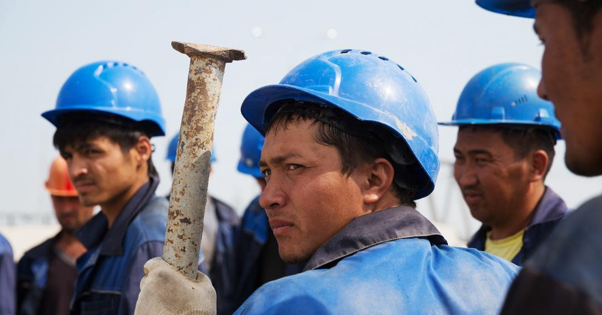 Таджикские рабочие. Трудовые мигранты. Иностранная рабочая сила. Строитель гастарбайтер. Гастарбайтеры из Узбекистана.