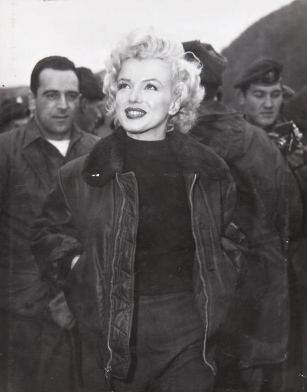 Gorgeous Marilyn. Korea - February 1954 - Marilyn Monroe, Celebrities, Photo with a celebrity, Black and white photo, US Army, Корея, 1954, Story, Longpost