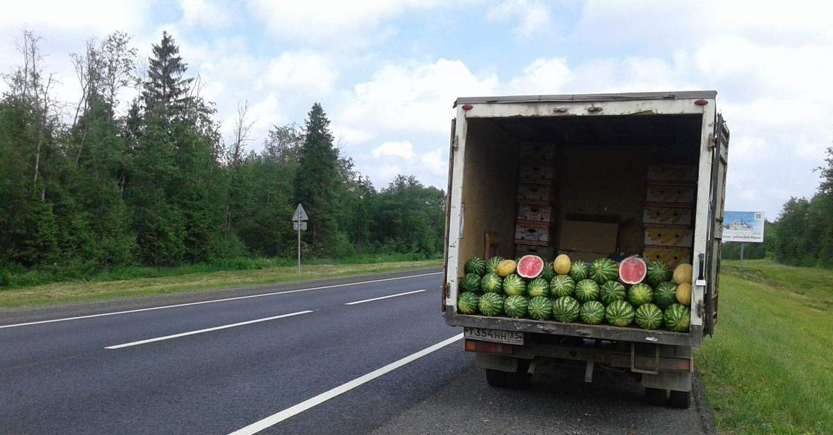 Продам дороги. Грузовик с арбузами на трассе. Газель с арбузами. Арбузы на дороге. Арбузы на трассе.