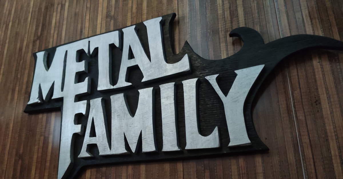 Metal family. Metal Family ключница. Хеви металл Фэмили. Ключница из метлфемели. Метал Фэмили значок.