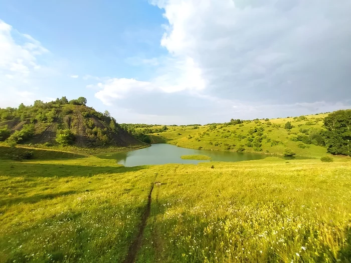 Немного озера, холмов и летнего настроения, в дождливый день - Моё, Озеро, Холмы, Тропинка, Природа, Красота природы, Фотография, Начинающий фотограф, Осинники