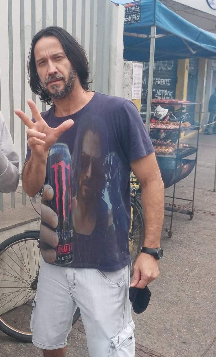 Brazilian Keanu Reeves in a T-shirt with himself - The photo, The male, Brazil, Actors and actresses, Keanu Reeves, Similarity, Cyberpunk 2077, Video, Longpost, Men