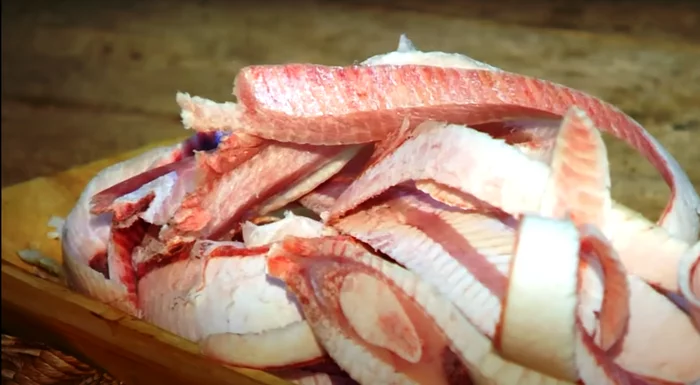 Why do the Nenets eat raw meat and drink deer blood (video) - My, Venison, Stroganina, Berries, Far North, Nenets, Delicacy, Video, Longpost