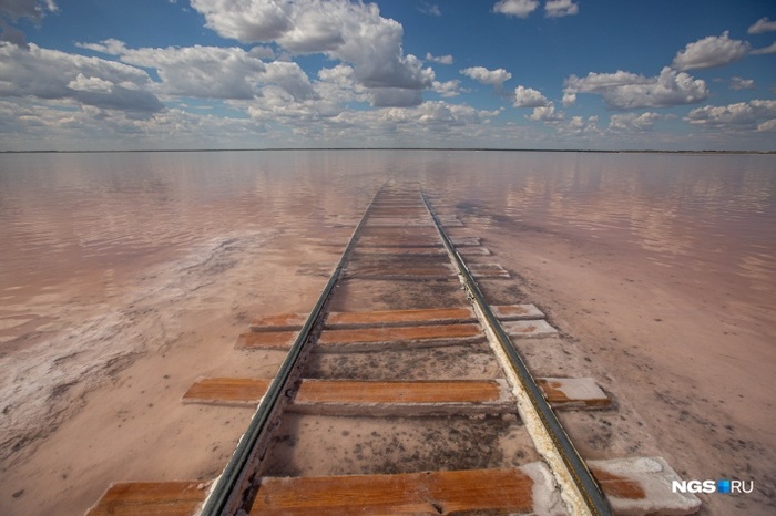 Как на Марсе: репортаж с озера Бурсоль — одного из самых красивых мест в Сибири, где по воде ходит чудо-поезд Сибирь, Алтай, Алтайский край, Степь, Озеро, Соль, Соленое озеро, Видео, Длиннопост, Позитив