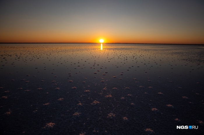 Как на Марсе: репортаж с озера Бурсоль — одного из самых красивых мест в Сибири, где по воде ходит чудо-поезд Сибирь, Алтай, Алтайский край, Степь, Озеро, Соль, Соленое озеро, Видео, Длиннопост, Позитив