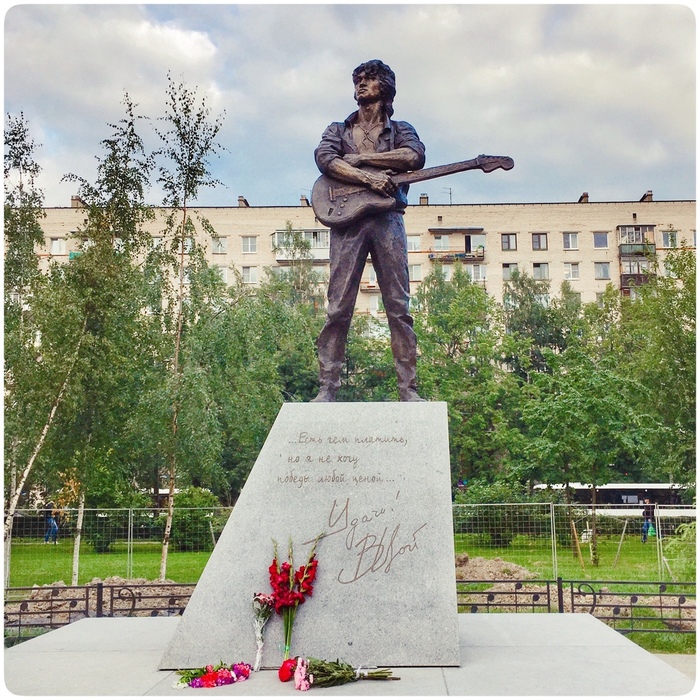 В Питере открыли памятник Виктору Цою | Пикабу