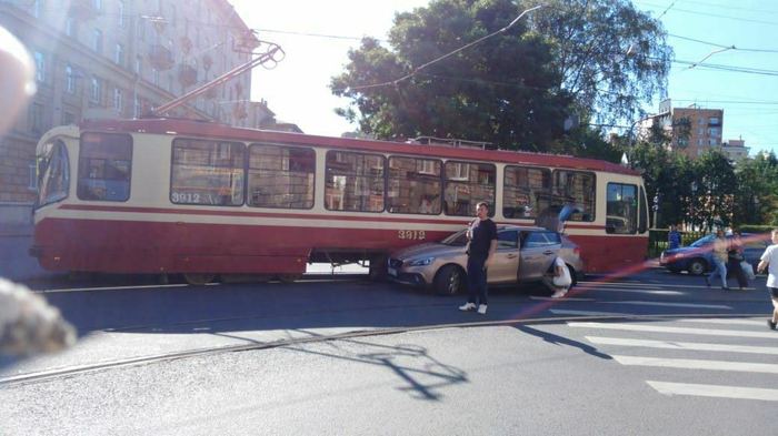Не трамвай объедет? Оказывается трамвай! Не объехал!