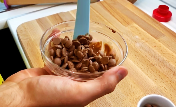 Рецепт домашних конфет с арахисовой пастой. Как сделать так, что бы шоколад не таял в руках Конфеты, Сладости, Шоколад, Рецепт, Видео рецепт, Кулинария, Видео, Длиннопост