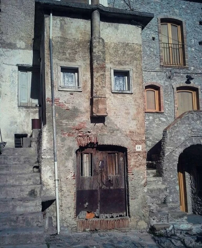 Talking house - Italy, Structure, House, The photo